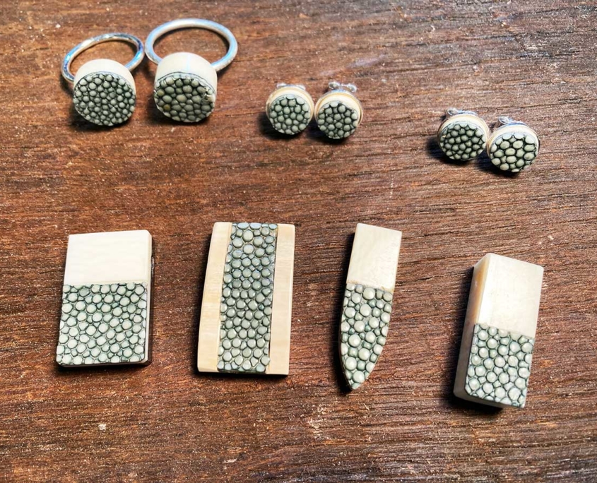 Kettenanhänger, Ringe und Ohrstecker aus Mammut Elfenbein und Perlrochen
